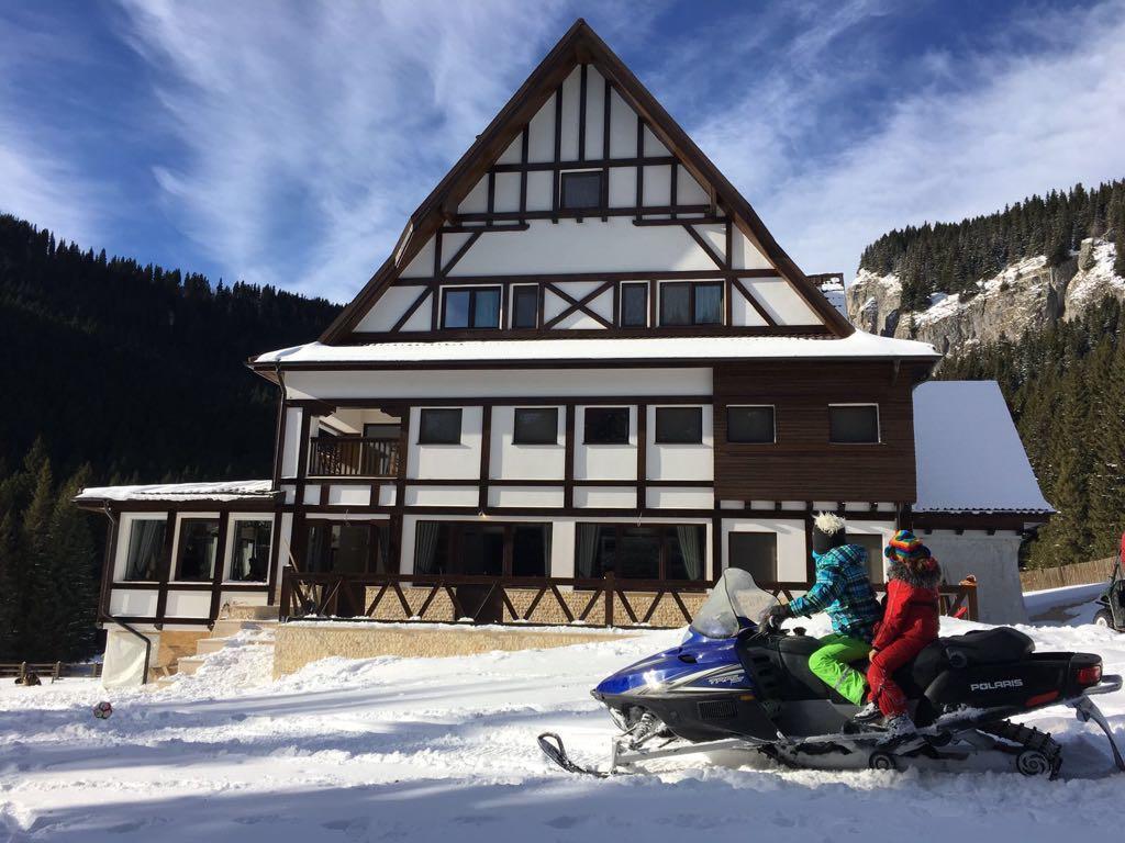 Chalet Alpina Moroeni Exterior foto